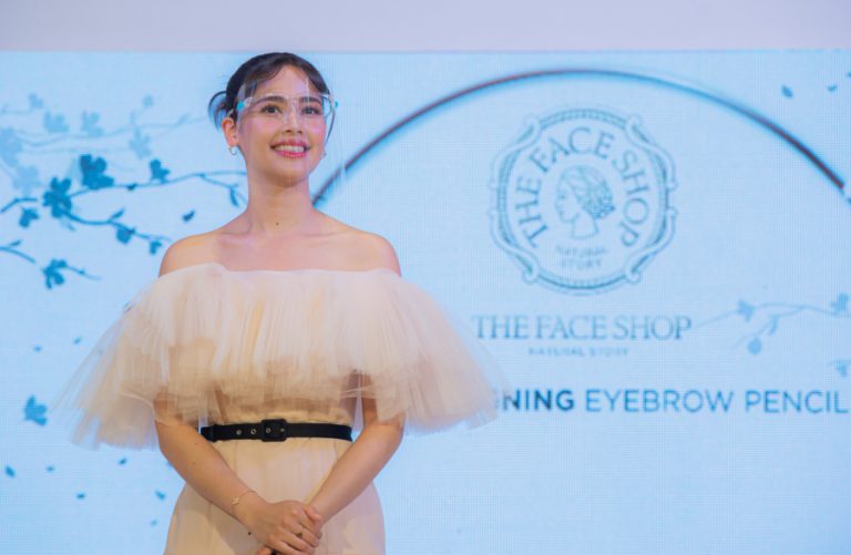 เดอะเฟสช็อป เปิดตัว “ญาญ่า อุรัสยา เสปอร์บันด์” พรีเซนเตอร์ fmgt Designing Eyebrow Pencil