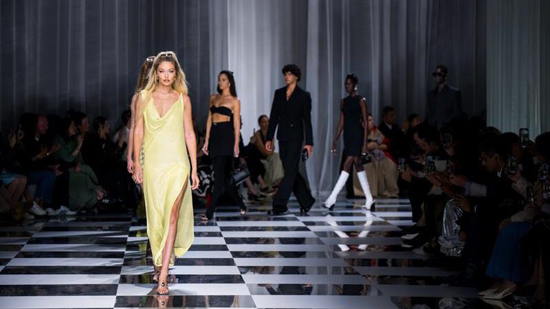 Versace เปิดตัวคอลเล็กชั่นฤดูใบไม้ผลิ – ฤดูร้อน 2024 ที่เมืองมิลาน ประเทศอิตาลี