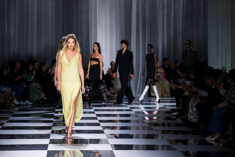 Versace เปิดตัวคอลเล็กชั่นฤดูใบไม้ผลิ – ฤดูร้อน 2024 ที่เมืองมิลาน ประเทศอิตาลี