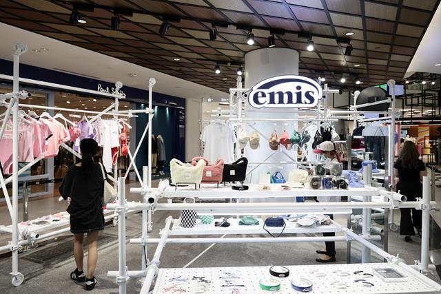 สยามดิสคัฟเวอรี่ นำเข้าแบรนด์ “EMIS” แบรนด์ดังจากเกาหลี เปิดที่แรกในประเทศไทย ปลุกแฟชั่นในตัวเอง ได้ที่ Discovery Selection ชั้น G สยามดิสคัฟเวอรี่