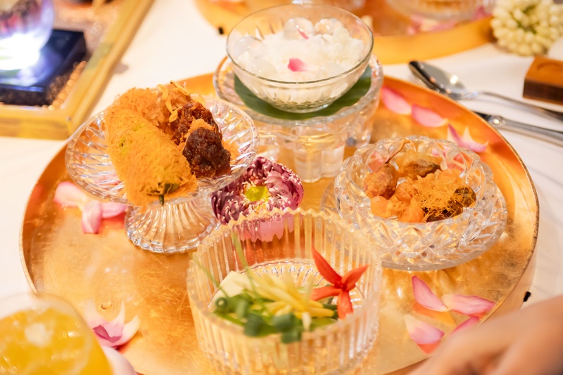 “หนึ่งปีมีครั้งเดียวกับข้าวแช่ตำรับรอยัลโอชา โดย เชฟวิชิต มุกุระ สัมผัสความสดชื่นแห่งคิมหันต์ฤดูที่ Royal Osha ร้านอาหารไทยไฟน์ ไดนิ่ง เสน่ห์ใหม่ของอาหารไทย”