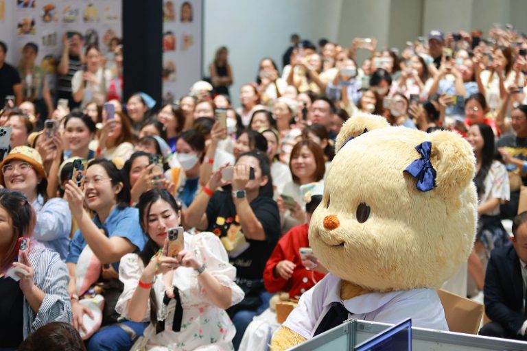 มัดรวมโมเม้นต์สุดคิ้วท์ เปิดตัวซิงเกิลใหม่ “น้องเนย” ชวนมัมหมี พ่อหมี ชมมิวสิควิดีโอ “กอดอุ่น” พร้อมกันที่แรก !! ณ บ้านน้องเนย ชั้น 5 สยามพารากอน