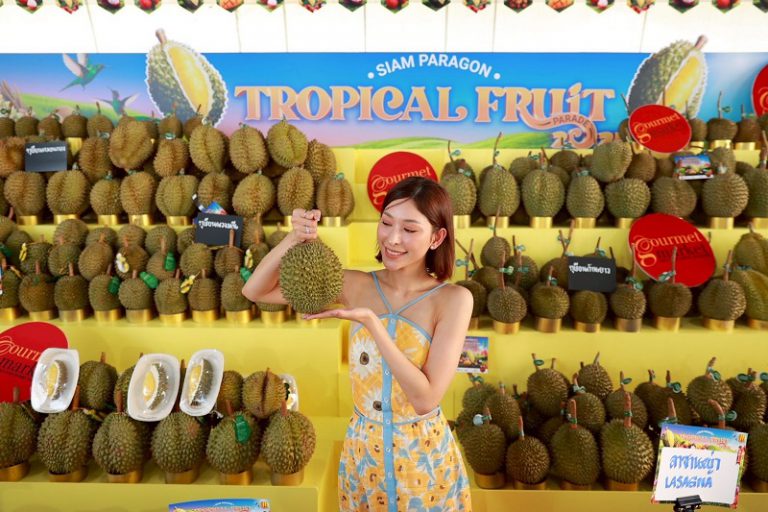 สยามพารากอน สนับสนุนเกษตรกรไทย ส่งตรงผลไม้คุณภาพดีจากผู้ผลิตกว่า 78 แหล่งทั่วประเทศ ในงาน “SIAM PARAGON TROPICAL FRUIT PARADE 2025” จัดเต็มทุเรียนหายากกว่า 40 สายพันธุ์ และอิ่มไม่อั้นกับบุฟเฟต์ทุเรียน 11 วัน 77 รอบ ตั้งแต่วันนี้ถึง 5 พ.ค.2568 ณ พาร์ค พารากอน
