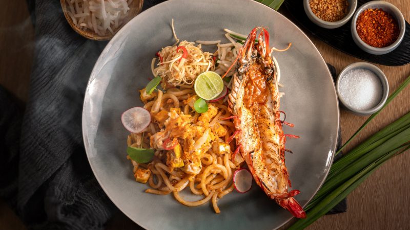 เปิดประสบการณ์ใหม่กับ “เส้นอูด้งผัดไทยกุ้งลายเสือ” เมนูพิเศษประจำเดือนจาก ห้องอาหารเพลท