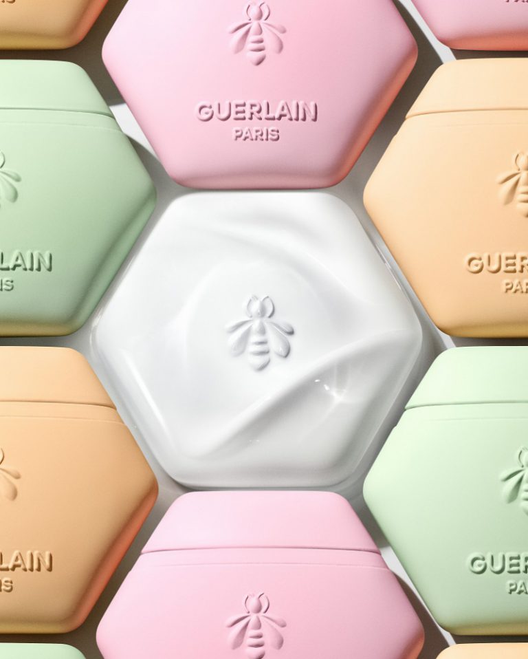 GUERLAIN รังสรรค์ AQUA ALLEGORIA HAND CREAMS ถ่ายทอดเสน่ห์ของน้ำหอมระดับตำนาน สู่การปรนนิบัติผิวมืออย่างมีระดับกับ 3 กลิ่นซิกเนเจอร์ Mandarine Basilic, Rosa Rossa และ Rosa Verde ที่มอบสัมผัสการดูแลผิวมืออย่างล้ำลึก