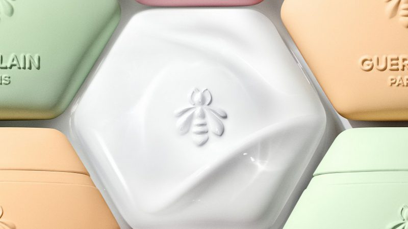 GUERLAIN รังสรรค์ AQUA ALLEGORIA HAND CREAMS ถ่ายทอดเสน่ห์ของน้ำหอมระดับตำนาน สู่การปรนนิบัติผิวมืออย่างมีระดับกับ 3 กลิ่นซิกเนเจอร์ Mandarine Basilic, Rosa Rossa และ Rosa Verde ที่มอบสัมผัสการดูแลผิวมืออย่างล้ำลึก
