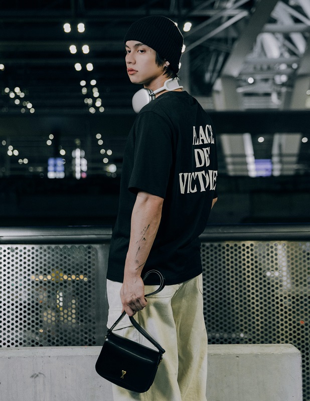 “ไบร์ท วชิรวิชญ์” หล่อเท่ในลุคเอ็กซ์คลูซีฟทีเชิ้ตจากแบรนด์ AMI Paris เตรียมเดินทางไปชมรันเวย์โชว์ Spring-Summer 2026 ของแบรนด์ติดขอบเวที