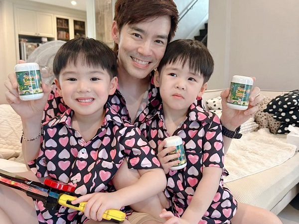 ส่อง!! พี่ชายที่แสนดี “น้องพีร์-น้องธีร์” ลูกพ่อ “บีม-กวี” ดูแลน้องไม่ห่าง แถมยิ่งโตยิ่งหล่อ ฉายแววดาราเหมือนคุณพ่อ งานนี้ตกแฟนคลับได้เต็มๆ!!