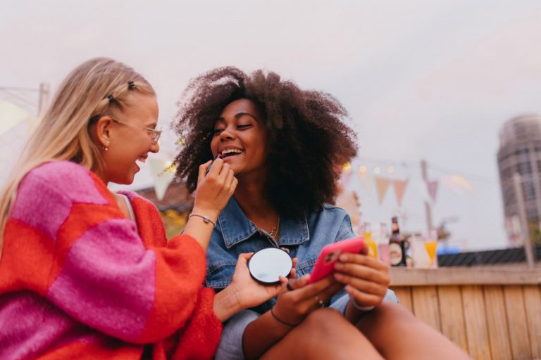 TinderⓇ ส่งสติ๊กเกอร์ Pride ฉลองความหลากหลายและความรักไร้ขีดจำกัด 77% ของกลุ่มผู้ใช้ LQBTQIA+ ทั่วโลก³ ระบุว่าเคยใช้แอพหาคู่เพื่อพบกับคนที่ใช่