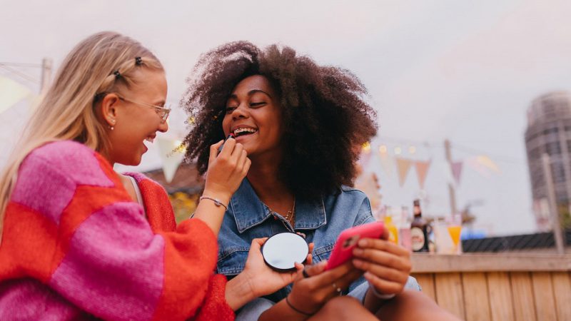 TinderⓇ ส่งสติ๊กเกอร์ Pride ฉลองความหลากหลายและความรักไร้ขีดจำกัด 77% ของกลุ่มผู้ใช้ LQBTQIA+ ทั่วโลก³ ระบุว่าเคยใช้แอพหาคู่เพื่อพบกับคนที่ใช่