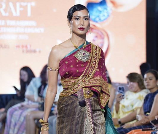 แบรนด์ SIRIVANNAVARI และ ICONCRAFT เผยโฉมกระเป๋าผ้าไทยคอลเลกชัน “S’CRAFT: Craftsmanship 2025” ถ่ายทอดพระวิสัยทัศน์ สมเด็จพระเจ้าลูกเธอ เจ้าฟ้าสิริวัณณวรี นารีรัตนราชกัญญา นำเสนอความงามของผ้าทอสี่ภาค ผสานภูมิปัญญางานปักอันประณีต ผ่านแนวคิด “Royal Weave”