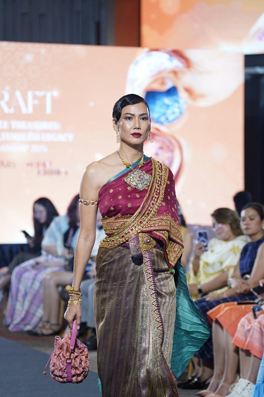 แบรนด์ SIRIVANNAVARI และ ICONCRAFT เผยโฉมกระเป๋าผ้าไทยคอลเลกชัน “S’CRAFT: Craftsmanship 2025” ถ่ายทอดพระวิสัยทัศน์ สมเด็จพระเจ้าลูกเธอ เจ้าฟ้าสิริวัณณวรี นารีรัตนราชกัญญา นำเสนอความงามของผ้าทอสี่ภาค ผสานภูมิปัญญางานปักอันประณีต ผ่านแนวคิด “Royal Weave”