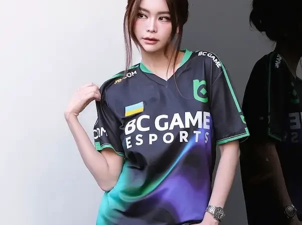 “เสื้อเจอร์ซีย์อีสปอร์ต” บุกฟีดครีเอเตอร์ไทย จากยูนิฟอร์มในเกม สู่ไอเทมสตรีทแวร์ที่เริ่มถูกหยิบมาใส่ในชีวิตประจำวัน