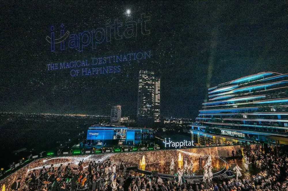 ประวัติศาสตร์หน้าใหม่! Happitat ฉลองเปิดตัวสุดตระการตา เนรมิตผืนดินจรดผืนฟ้ากว่า 2 แสนตารางเมตร พร้อมโชว์โดรน 2,222 ลำ ทุบสถิติประเทศไทย “โจว อี้หราน” นำทัพศิลปินกว่า 100 ชีวิต ร่วมสร้าง Festival of Happiness ปรากฏการณ์แห่งความสุข